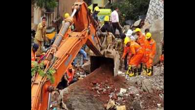Building crash victims’ kin get Rs 3 lakh cheques