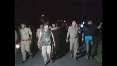 Police arrest 4 robbers after encounter in Agra
