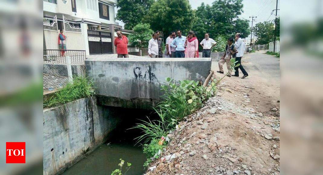 Old man falls into open drain: Old man falls into open drain, dies