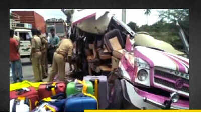 4 Spaniards among 5 killed in mini bus-trolley collision