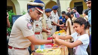 Cops’ Rakhi gift for special sisters: Picnic to Amber
