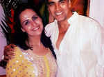 Akshay Kumar with her sister Alka