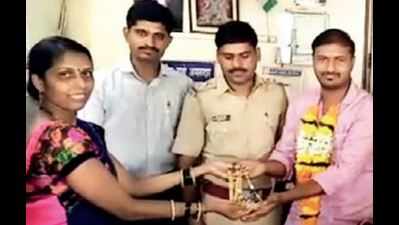 Auto driver returns Rs 4 lakh jewellery, gets a ‘sister’