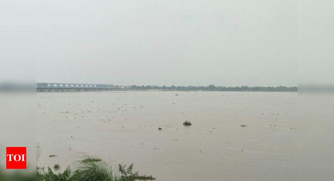 Water level rising in Ganga, 2.90 lakh cusecs discharged from barrage ...