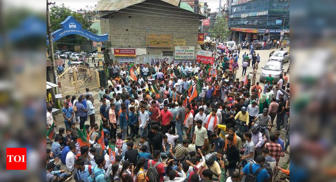 'District headquarters locked by BJYM workers during protest' | Shimla ...