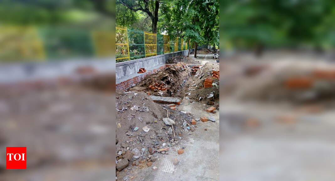 Footpath encroached on by MCD - Times of India