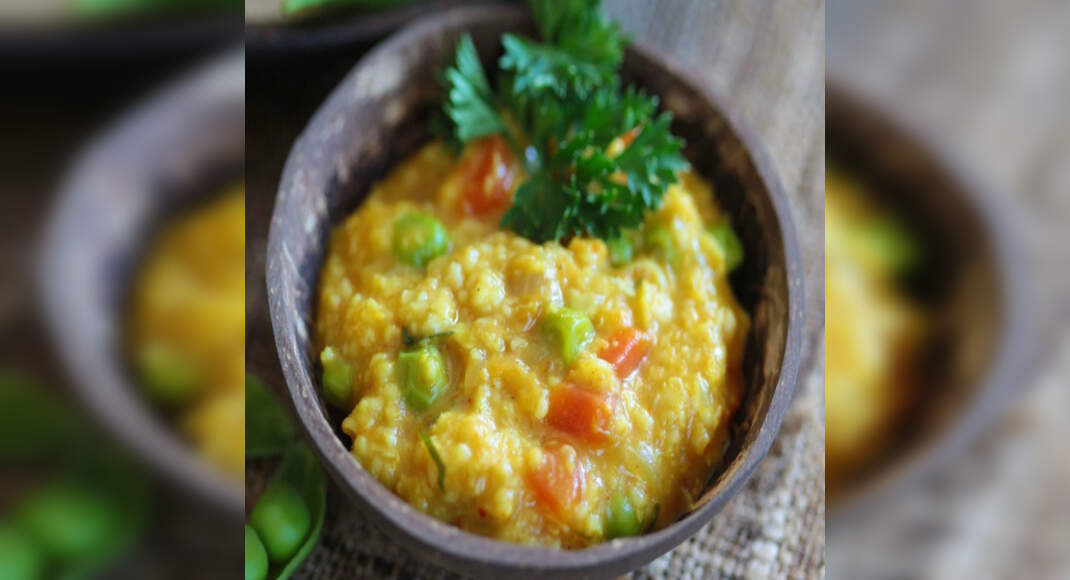 Oats And Vegetable Porridge Recipe: How to Make Oats And Vegetable Porridge Recipe at Home | Homemad