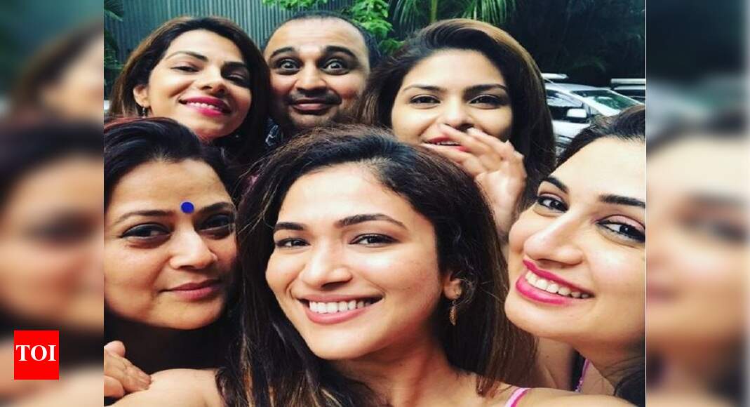 The cast of Bahu Hamari Rajni_Kant meet up for a reunion - Times of India