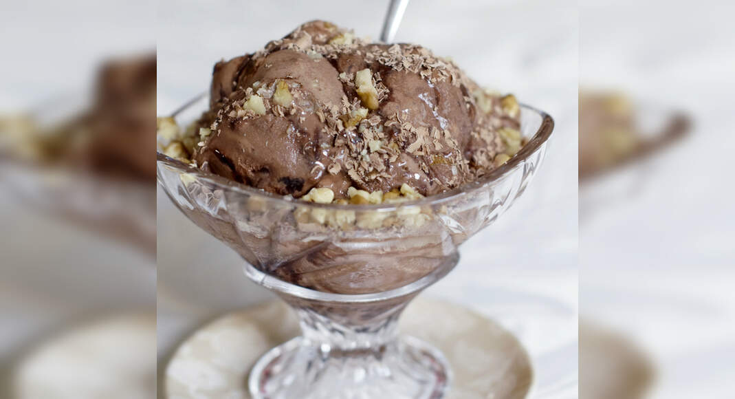 Walnut Chocolate Ice Cream Recipe: How to Make Walnut Chocolate Ice Cream Recipe | Homemade Walnut C