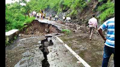 Portion of road caves in on Aurangabad-Solapur highway