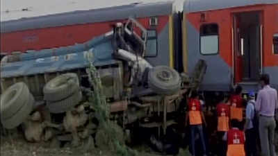 Nine coaches of Kaifiyat Express derail, several injured