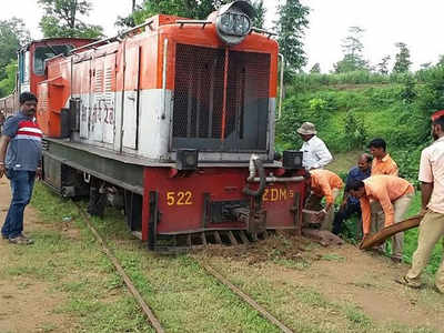Heritage Billimora-Waghai narrow gauge train’s engine derails near Waghai