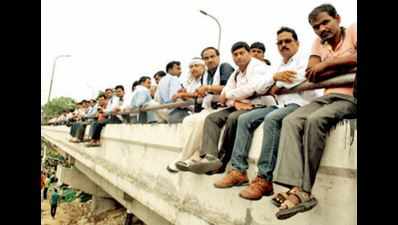 Teachers' stir halts Lucknow traffic