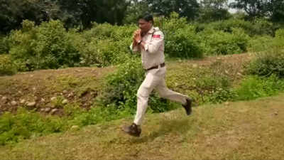 Bhopal: Cop sprints 1 km with 10 kg bomb to save school kids