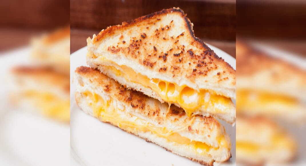 Egg And Cheese Grilled Sandwich Recipe: How to Make Egg And Cheese