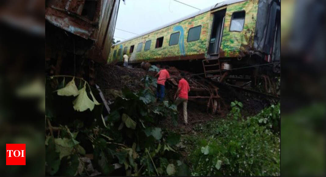 Duronto Express accident NagpurMumbai Duronto Express derails in