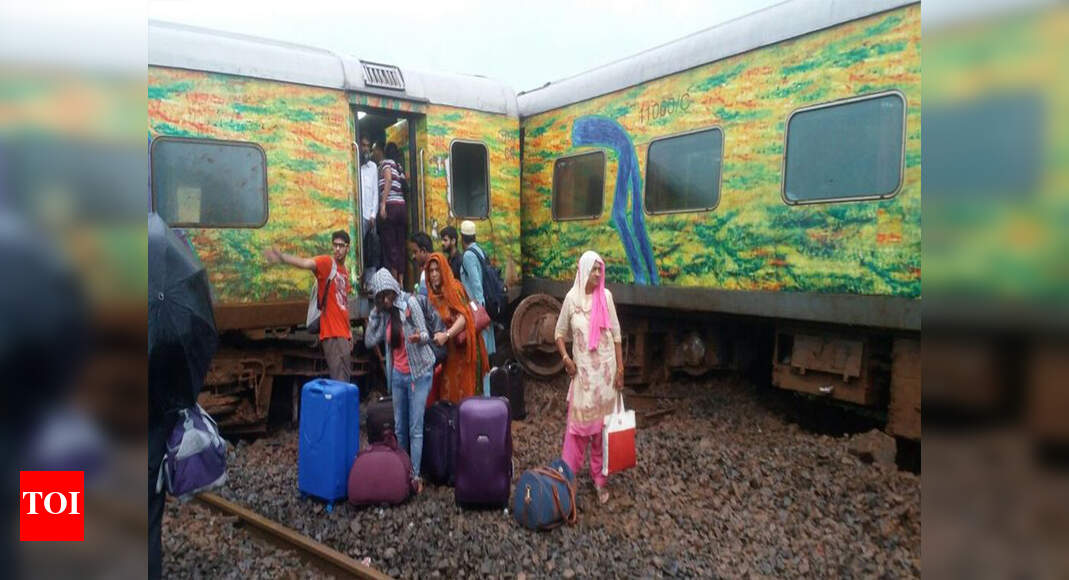 Duronto Express derailed NagpurMumbai Duronto Express derails, peak