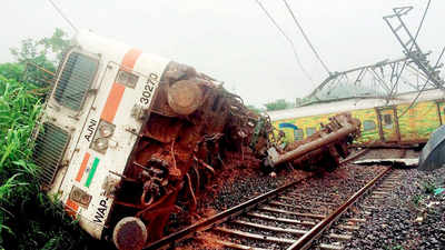 Nagpur-Mumbai Duronto Express derails, peak morning hour office travel hit