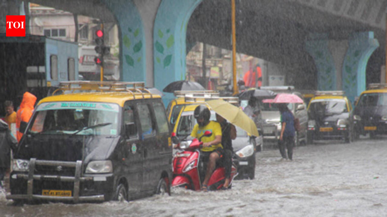 Heavy rains cause traffic snarls in Mumbai