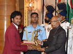 President Ram Nath Kovind presents the Arjuna Award