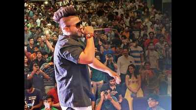 Manav Rachna University students groove to Sukh-E's beats