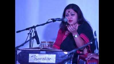 Bangla artiste Ivy Banerjee regales with her semi-classical renditions