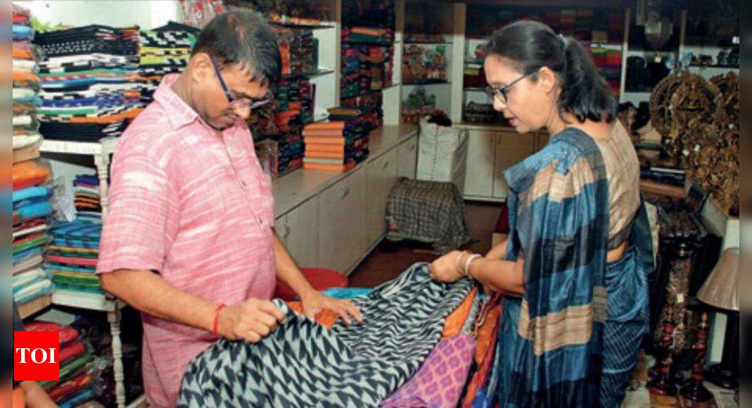 Lack of awareness on GST keeps Puja shoppers at bay | Kolkata News ...