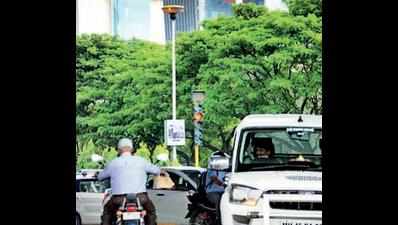 Signal failure leads to traffic snarls under Vashi flyover