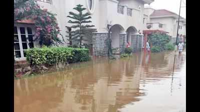 Houses around Bellandur Lake flooded, residents left stranded