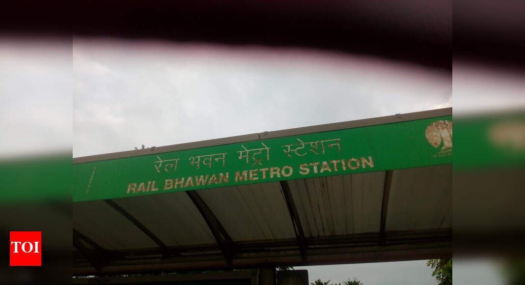 Nobody can beat DTC in displaying wrong name boards. - Times of India