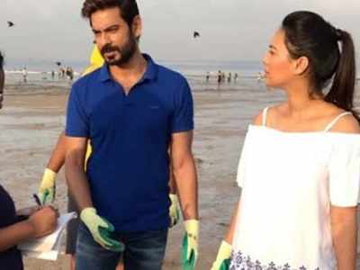 Rochelle and Keith clean up Juhu beach post Ganesh Visarjan