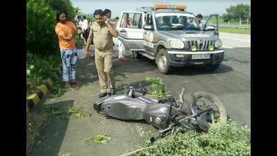 Delhi father-son duo writhe in pain for hours on expressway; one die