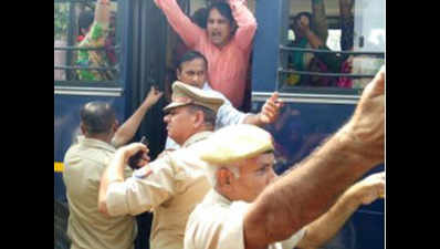Over 200 Shiksha Mitras detained for blocking traffic, protest to move to Delhi