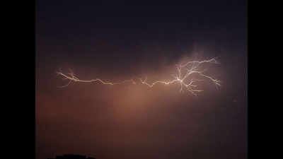Moderate lightning over Mumbai expected tonight