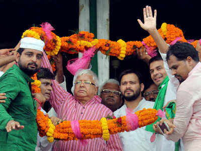 Nitish mocks Lalu for organising rally on Srijan 'scam'