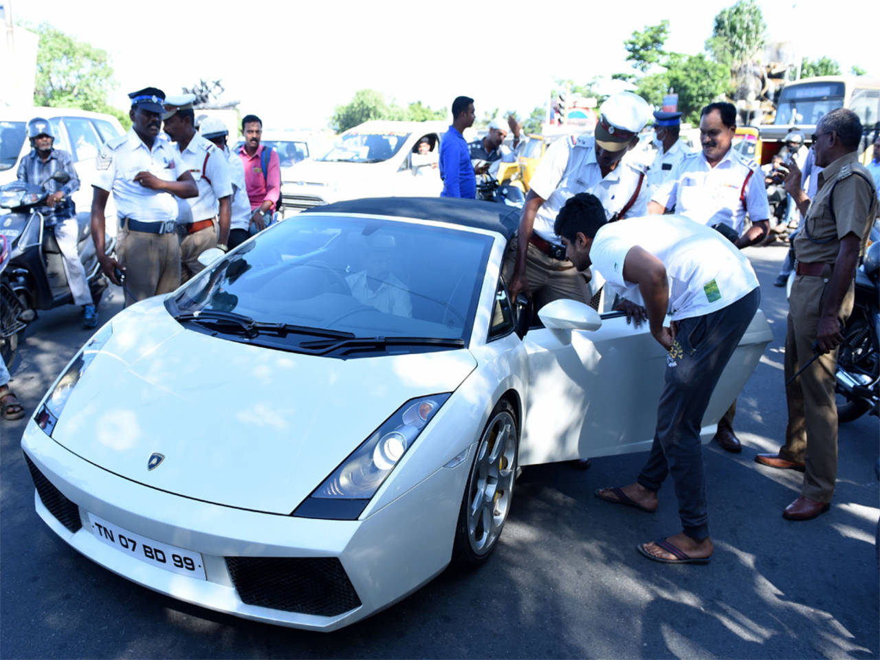 Lamborghini sparks on panic Marina road, taken in | Chennai News - Times of  India