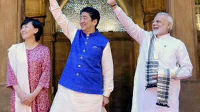 PM Modi-Abe visit historic mosque in Ahmedabad