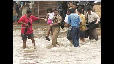 Rs 5 cr reward for cops who worked during Mumbai deluge