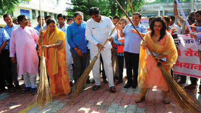 Jaipur: CM Raje picks up broom to launch 'Swachhta Hi Seva' campaign
