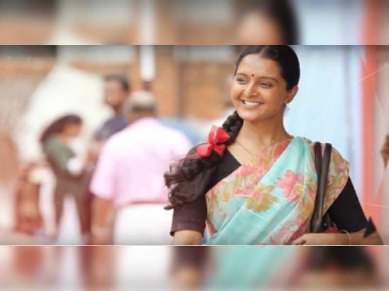 Udhaharanam Sujatha: Manju Warrier's Appearance As Sujatha In Comedy ...