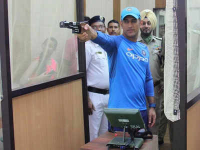 MS Dhoni wows cops with marksmanship
