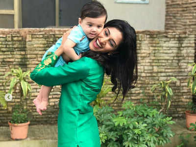 Kuch Rang Pyar Ke Aise Bhi actress Erica Fernandes' shoot with her reel baby boy is adorable