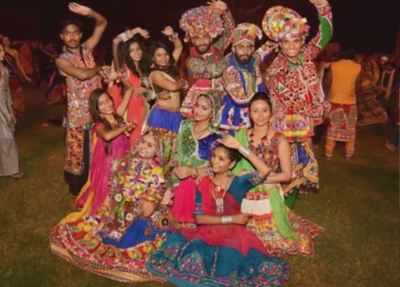 <msname><b>Revellers welcomed with gau mutra at garba venue</b></msname>