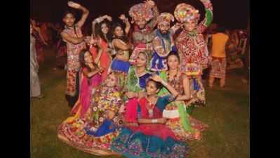 <msname><b>Revellers welcomed with gau mutra at garba venue</b></msname>