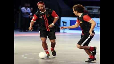 Scholes, Ronaldinho get city Futsal fans excited