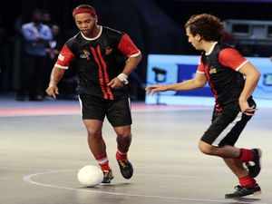 Scholes Ronaldinho Get City Futsal Fans Excited Events Movie News Times Of India