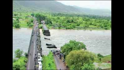 Maharashtra to fund Rs 3,600 crore statue but seek loan for bridge repairs
