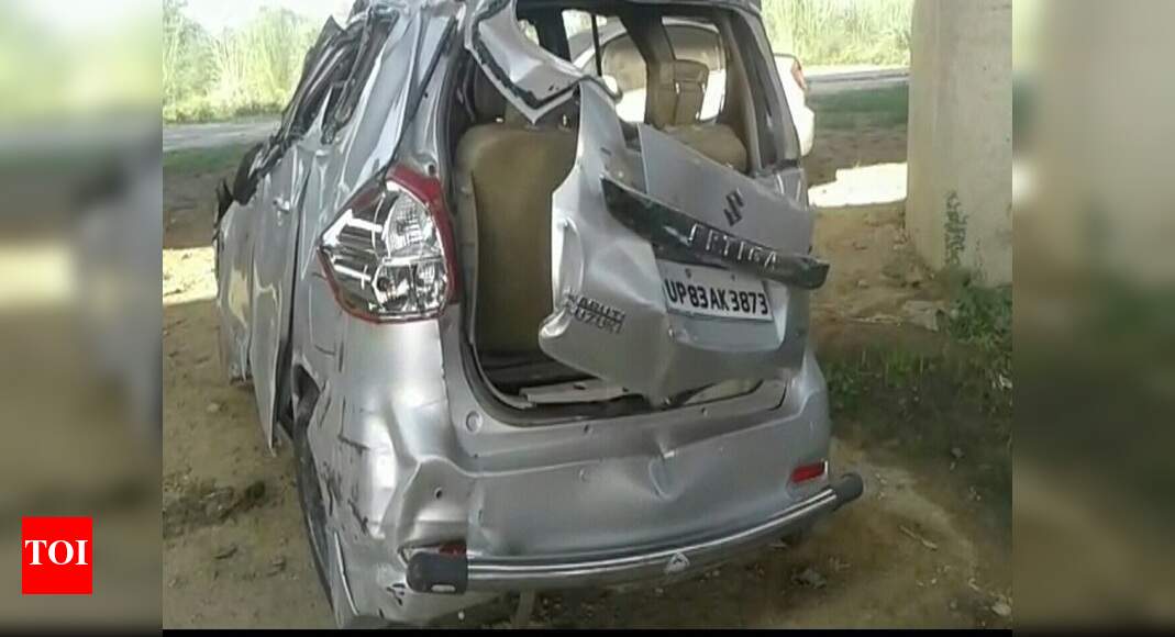 4 killed, 6 injured after car rams into a divider while trying to save ...