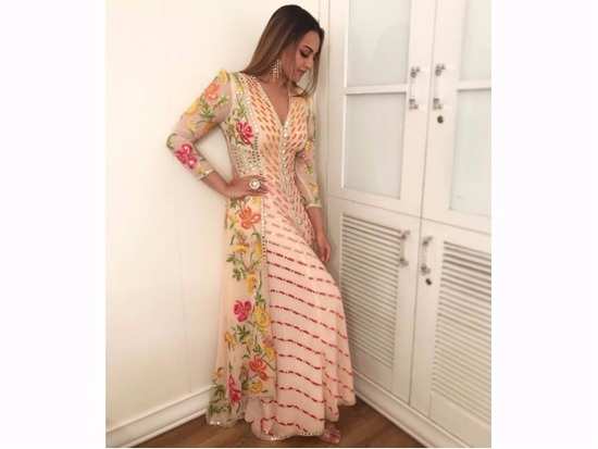 Sonakshi Sinha’s ethnic look is so on-point with this gorgeous ensemble!