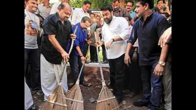 Mohanlal picks up the broom for a clean cause